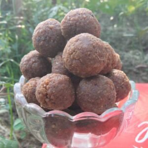 খেজুরের গুড় মিশ্রিত নারকেল নাড়ু